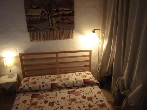 蓬圣马丁安蒂卡住宿加早餐旅馆的一间小卧室,配有床和灯