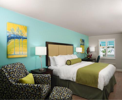 银色棕榈树酒店客房内的一张或多张床位