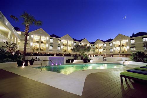 基韦斯特银色棕榈树酒店的夜间在酒店前的游泳池