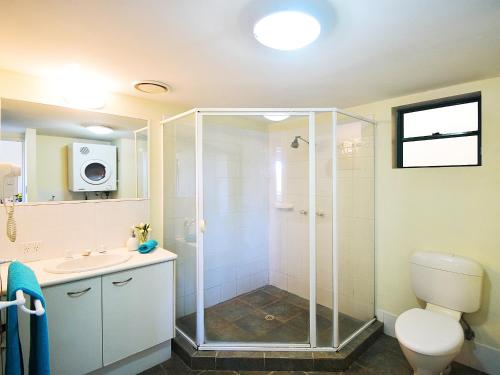 努萨维尔桑迪肖尔斯努萨河酒店的带淋浴、卫生间和盥洗盆的浴室