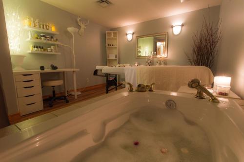 弗尼蜥蜴溪旅馆 的设有带大浴缸的浴室和书桌