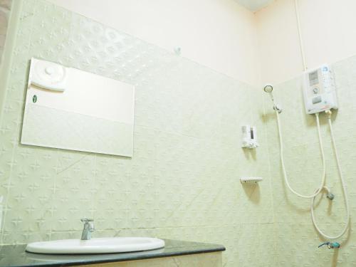 Ban Lai Ngao康柯丽德度假酒店的一间带水槽和淋浴的浴室