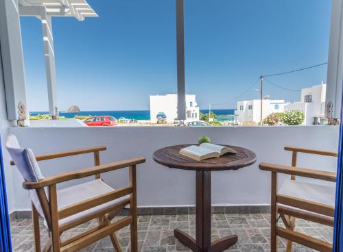 阿波罗尼亚索桑纳旅馆的海景阳台上的桌椅