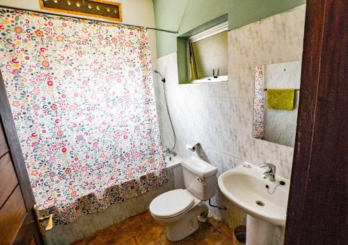 恩德培ViaVia Entebbe的浴室设有淋浴帘、卫生间和水槽