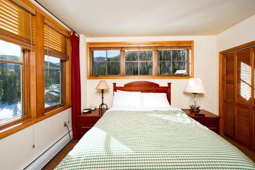 冬季公园和风山旅馆 的一间卧室设有一张床和一些窗户。