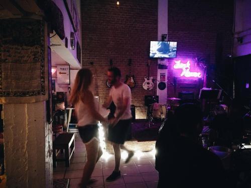 大城斯托克阿余塔玛旅舍的男人和女人在屋子里跳舞