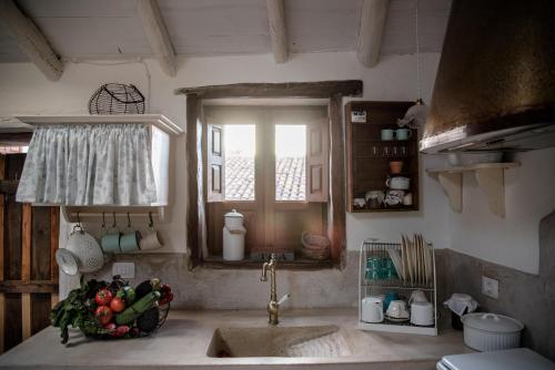 阿德耶Casa Leandra con jacuzzi的带水槽的厨房台面和窗户