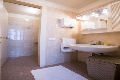 梅纳焦Casa Daniele的一间带水槽和淋浴的浴室