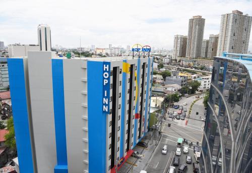 马尼拉Hop Inn Hotel Makati Avenue Manila的从建筑屋顶可欣赏到城市美景