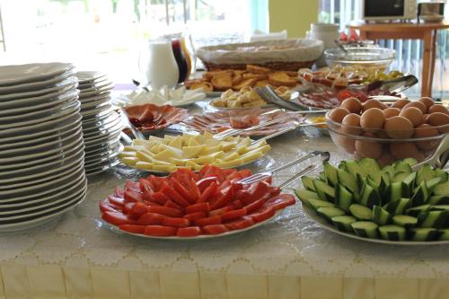 圣弗拉斯Семеен Хотел Идън的自助餐,包括盘子和碗的食品在桌上