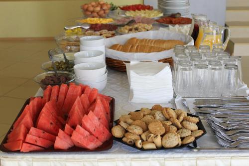 圣弗拉斯Семеен Хотел Идън的自助餐,包括西瓜和其他食物在餐桌上