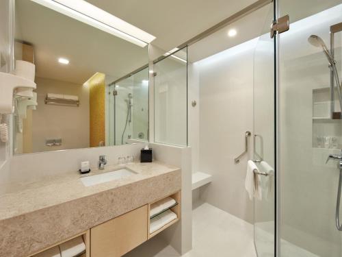 吉隆坡双威金字塔酒店的一间带水槽和玻璃淋浴的浴室