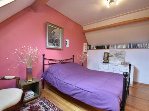 弗莱斯维尔布兰格力2号度假屋的一间卧室配有一张床和粉红色的墙壁