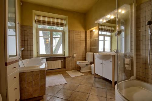 维尔纽斯皮里艾斯公寓的带浴缸、盥洗盆和卫生间的浴室