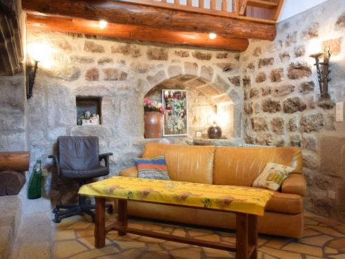 La Souche布里塞卡诺特公寓的带沙发和石墙的客厅
