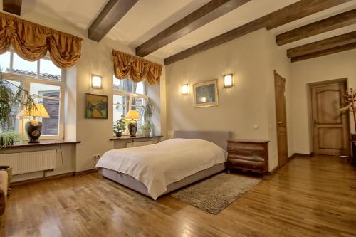 维尔纽斯皮里艾斯公寓的一间卧室设有一张床和两个窗户。