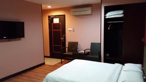 哥打京那巴鲁萨冬88酒店的酒店客房设有一张床、一台电视和一间卧室。