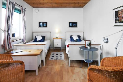 Abbekås阿比卡斯高尔夫餐厅及酒店的一间设有两张床和一张桌子及椅子的房间