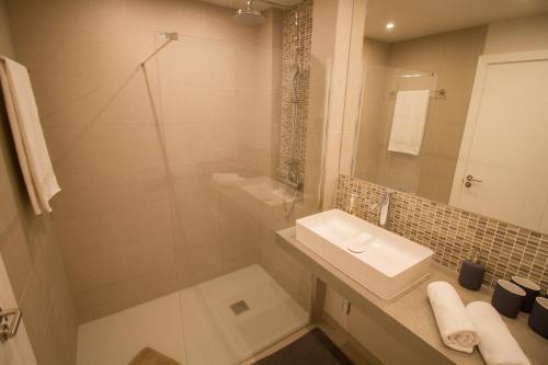 厄尔梅达诺MEDANO4YOU The Architects Choice的白色的浴室设有水槽和淋浴。