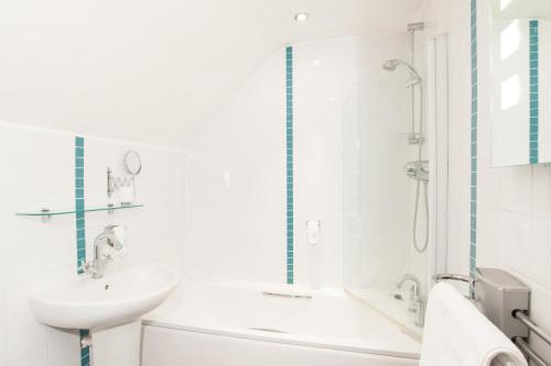 LowdhamUnicorn, Gunthorpe by Marston's Inns的白色的浴室设有水槽和淋浴。