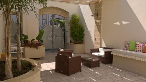 卡萨拉诺格拉底旅馆的一座带椅子和植物的庭院