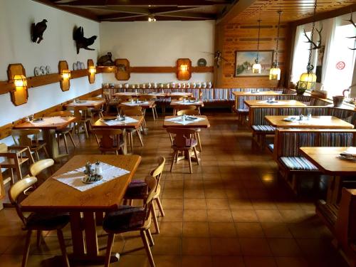 滨湖施图本贝格Apfelwirt的一间空餐厅,配有木桌和椅子