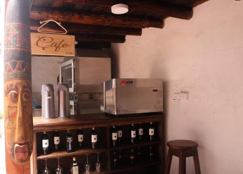 蒙圭Hotel Otti Colonial的配有瓶装葡萄酒和微波炉的柜台