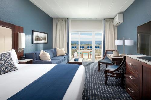 格洛斯特Ocean House Hotel at Bass Rocks的酒店客房设有床和客厅。