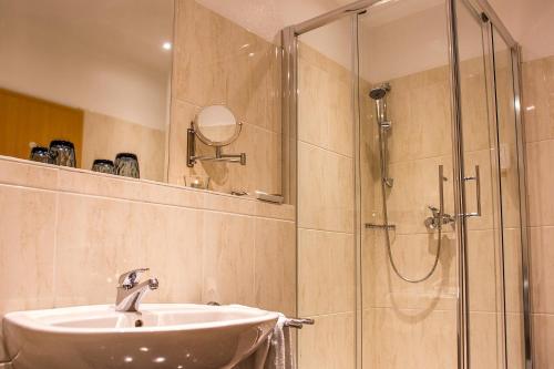 吉森阿贝根帕克酒店的一间带水槽和淋浴的浴室