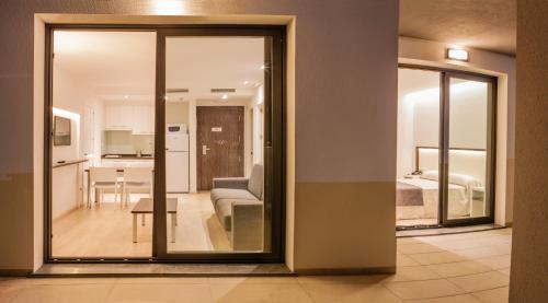 奥利瓦奥利瓦海滩公寓酒店的客厅设有滑动玻璃门,可通往卧室