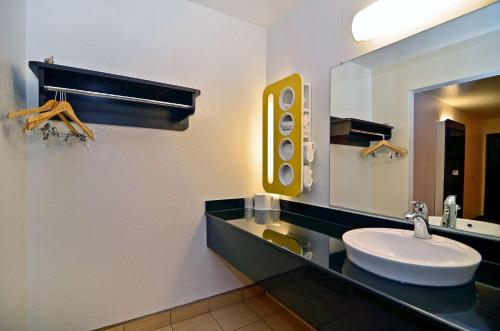 纳帕河谷费尔菲尔德6号汽车旅馆的一间浴室