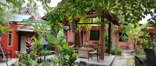 珍南海滩椰子兰卡威度假屋的房屋前带凉棚的花园