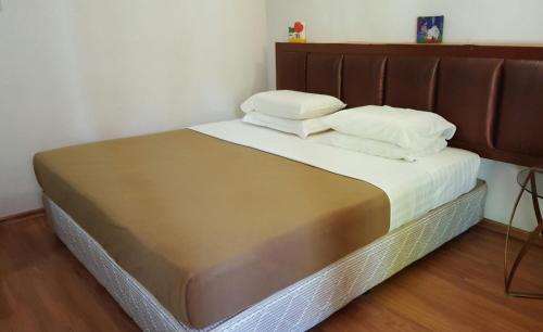 珍南海滩椰子兰卡威度假屋的一张床上有两个枕头的房间