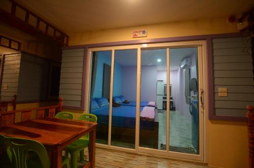 柴老海滩柴老萨苏克度假村的一间设有滑动玻璃门和桌子的房间