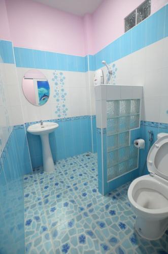 柴老海滩柴老萨苏克度假村的蓝色和白色的浴室设有卫生间和水槽