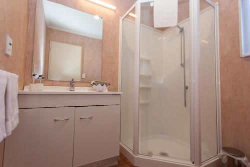 蒂库伊蒂蒂库伊蒂汽车旅馆的带淋浴和盥洗盆的浴室