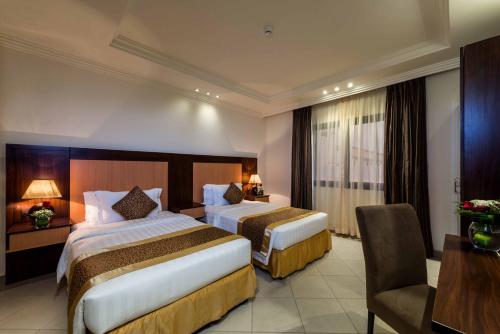 赖斯博欧铝莱斯公寓式酒店的酒店客房配有两张床和一张书桌