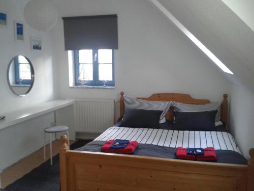 KamminkeFerienhaus Hendrikje的一间卧室,配有一张带两个袋子的床