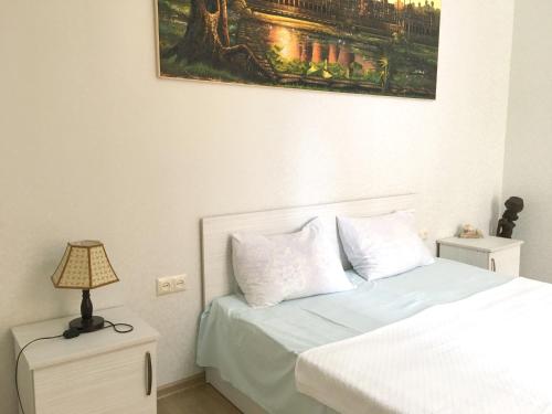 巴统Batumi Summer Hotel的一间卧室设有两张床,墙上挂着一幅画