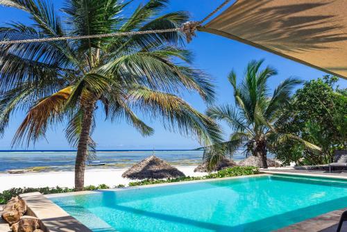 马特姆维Zoi Boutique Hotel Zanzibar ex Sunshine Hotel的享有海滩景致的游泳池
