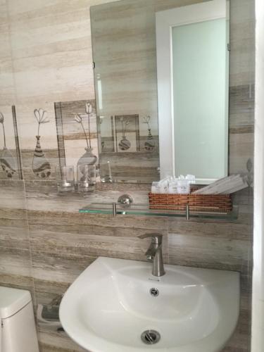 潘郎藩朗酒店的一间带水槽和镜子的浴室