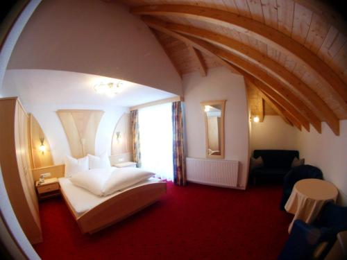 伊施格尔加尼普德拉酒店的酒店客房设有一张床和一个大窗户