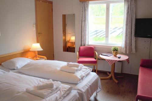 DagaliTorsetlia的酒店的客房 - 带一张床、椅子和窗户