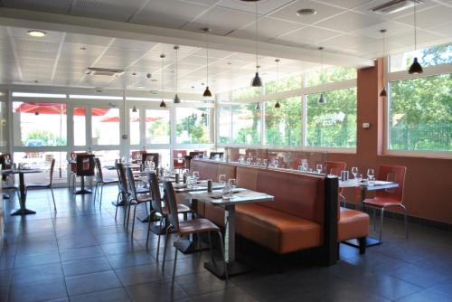 勒普赞卢耶勒普泽宜必思酒店的用餐室设有桌椅和窗户。