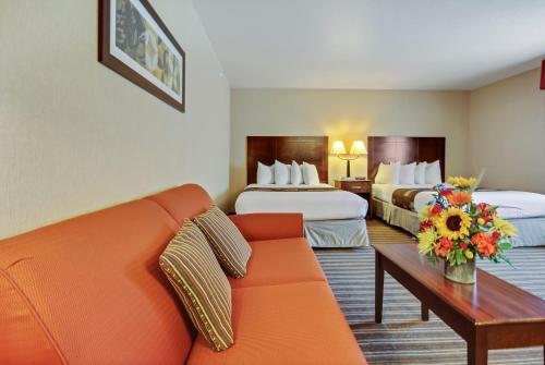 黄石西门酒店客房内的一张或多张床位