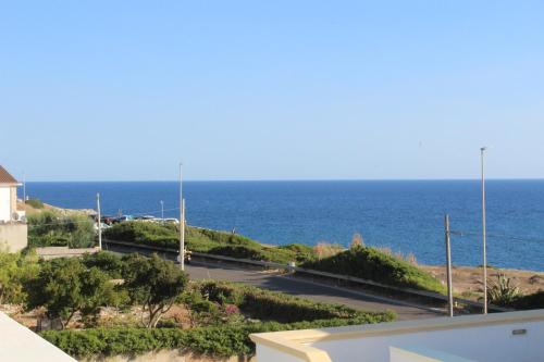 莱乌卡Dono del Salento的阳台享有海景。