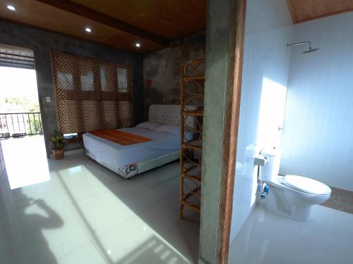 Lhonga埃迪民宿的一间卧室设有一张床和一个卫生间。