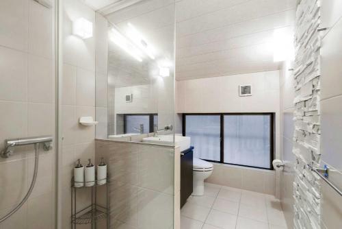 白马村白马酒店的浴室配有卫生间、盥洗盆和淋浴。