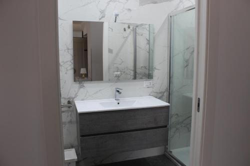 那不勒斯La Casa di Lù的白色的浴室设有水槽和淋浴。