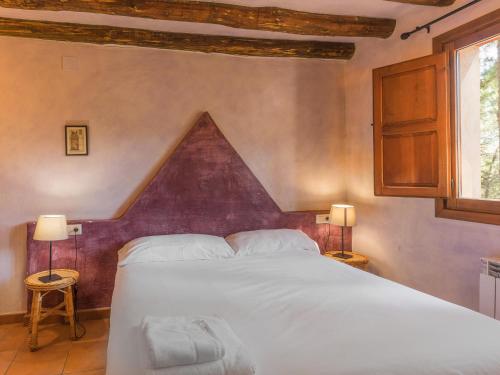 埃尔阿雷纳尔Lo Alto的一间卧室配有一张带三角床头板的床